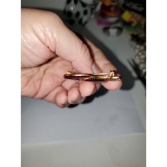 A Red Hat Society Brooch Pin Gold Tone Metal Red Enamel Feather Vintage - Picture 7 of 8